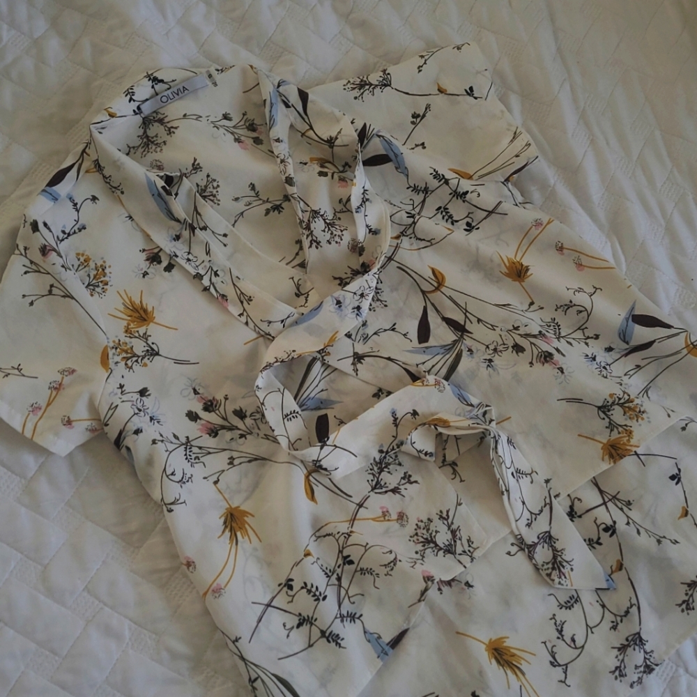 OLIVIA. Perfect floral print blouse for summer!